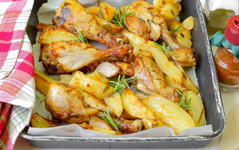 Cosce di pollo al forno con patate: la ricetta della nonna
