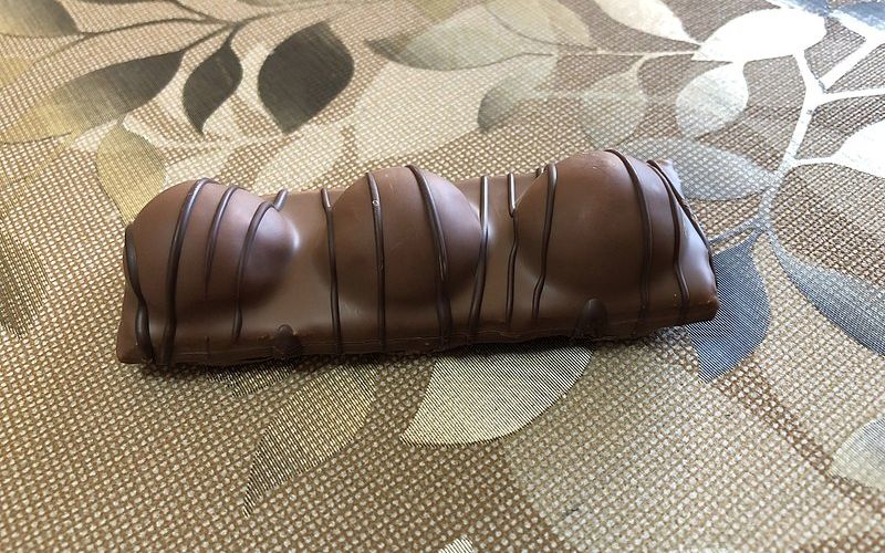 La pralina Ferrero ricoperta di cioccolato e nocciole